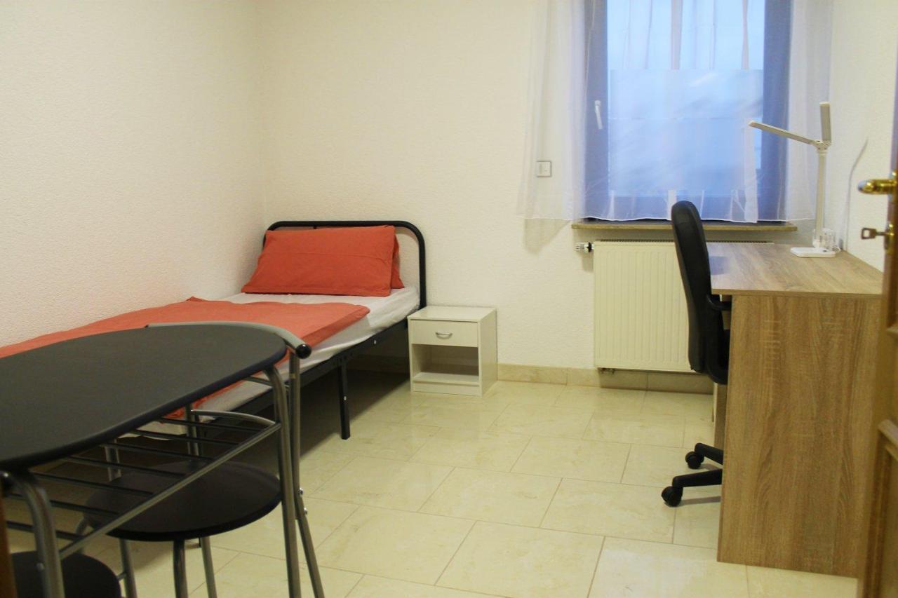 Spacious Apartment In Industrial Area Людвігсбург Екстер'єр фото